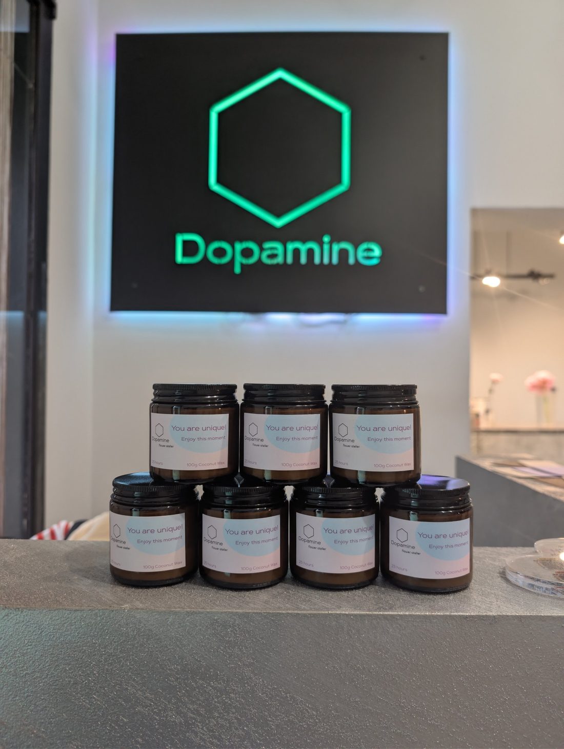 Svíčky EchoArt s logem Dopamine flower atelier na recepci